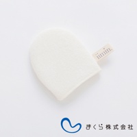 iimin 蠶絲洗臉手套，白色，觸感柔軟，帶有品牌標籤。