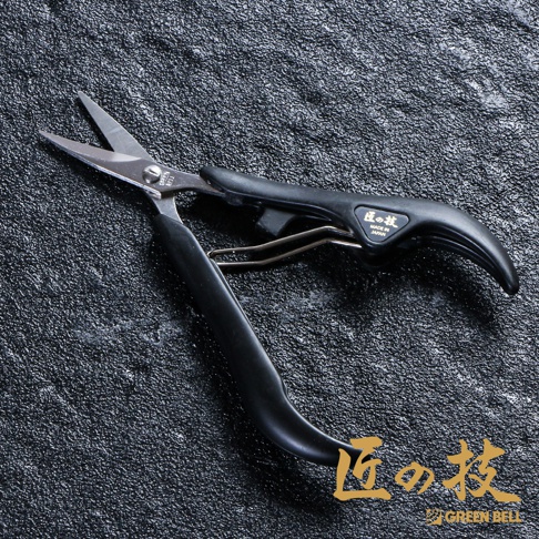 不鏽鋼指甲剪，具有黑色防滑握柄，剪刀部分為銀色不鏽鋼材質，握柄上印有日文「匠の技」及「MADE IN JAPAN」字樣。