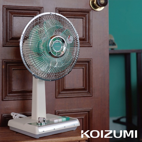 復古風格的10吋桌上型電風扇，設有銀色金屬網罩、綠色扇葉、米白色機身底座，以及銀色旋鈕和綠色按鈕。