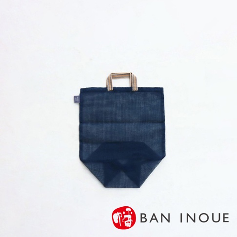 深藍色提把蔬果收納袋，採用透氣織物材質，袋身有明顯的縫線分隔，底部呈立體結構，提把為編織紋理。