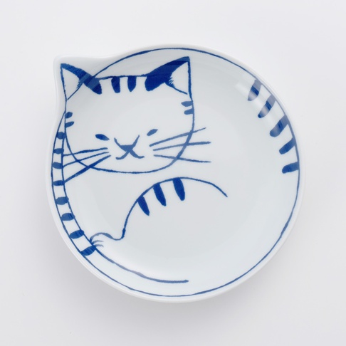 白色陶瓷小碟，描繪著藍色線條的卡通貓咪圖案，貓咪閉著眼睛，露出微笑表情，碟邊緣有條紋裝飾。