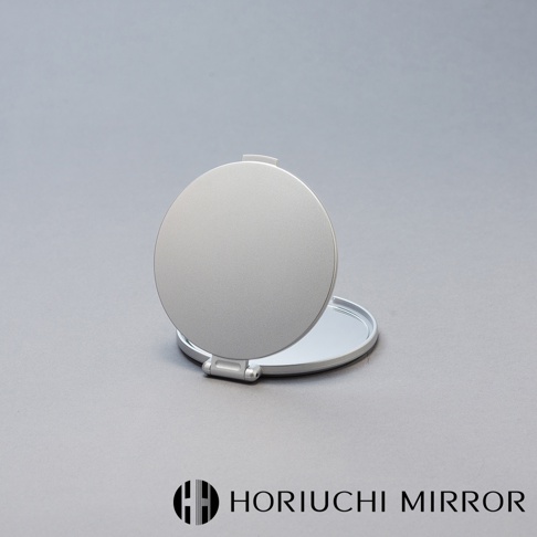 堀內鏡 HORIUCHI MIRROR 隨身口袋3倍放大小圓鏡，銀色金屬外殼，圓形鏡面，單獨展示。