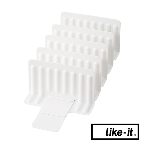 一組五個白色塑膠冷凍庫專用分層隔板，呈階梯狀排列，帶有垂直凹槽設計，底部有固定結構。