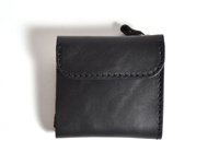 黑色皮革方形短夾，帶有拉鍊和翻蓋設計，手工縫線。