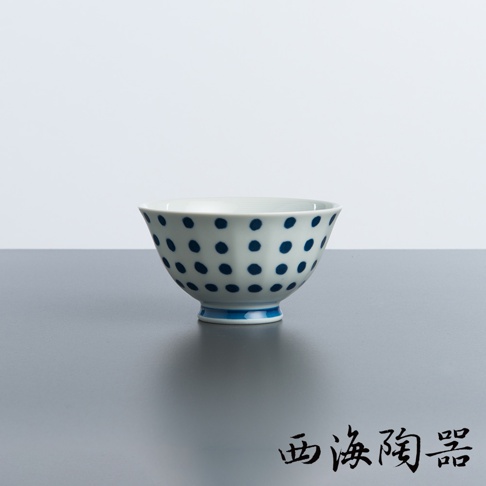波佐見燒藍丸紋飯碗，白色碗身佈滿規律的深藍色圓點，底部有一圈藍色紋飾，材質為陶瓷。