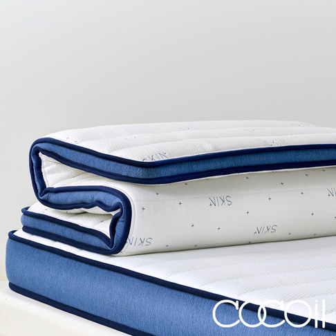 專業工藝獨立筒雙層美容床墊，上方為白色帶有藍色十字紋樣的獨立筒床墊，下方為藍色邊緣的獨立筒床墊，兩層可分離。