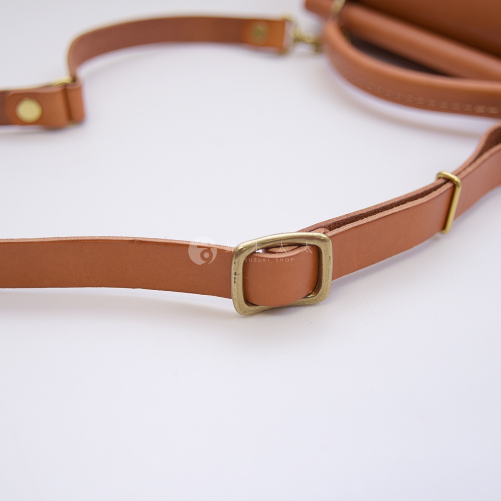 職人手作皮革屋瓦風兩用單肩包 (CW-3) 的細節，展示了高品質的棕色皮革帶和金屬扣環