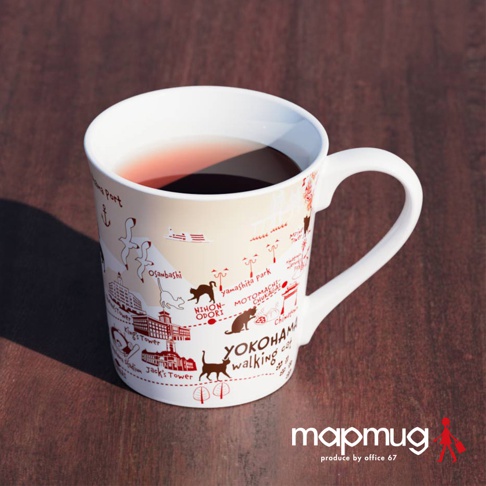 mapmug手繪地圖馬克杯 (散步貓咪系列-橫濱篇)，白色陶瓷杯身印有橫濱地圖，標示著Osambashi、Yamashita park、Nihon Odori等景點，並有線條描繪的建築、船隻、錨及多隻散步的貓咪剪影，整體色調為淺米色與紅褐色。