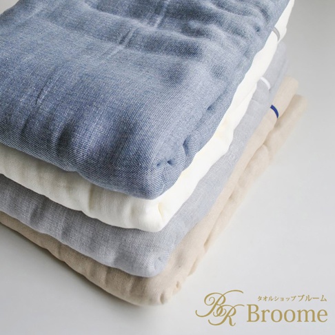 疊放的今治五層紗四季被，由上而下分別為淺藍色、白色、淺灰色、米白色，材質呈現織紋，觸感柔軟。