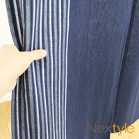 金澤古都風華純棉門簾，深藍色純棉布料，左側拼接藍白細條紋布料，材質為純棉。