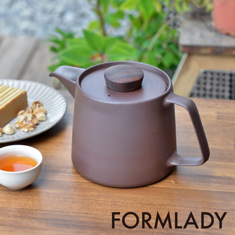 日製萬古燒紫砂煎茶/咖啡壺，容量1.1L，呈現溫潤的紫褐色，配有木質壺蓋頭與簡約把手，置於木紋桌面，旁有茶杯與點心。