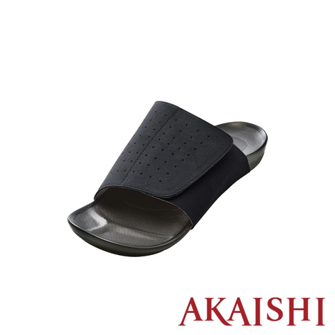 黑色室內拖鞋，鞋面為透氣網布材質，點綴小孔，可調節魔鬼氈設計，鞋底為深灰色，具有紋理。