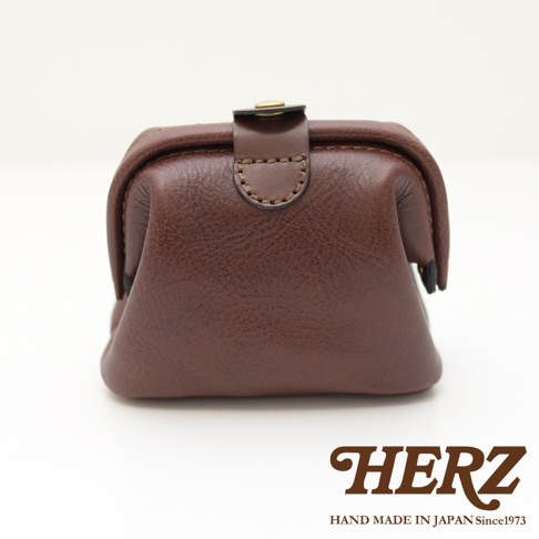 職人手作皮革口金化妝包 KF-143 M，採用深棕色皮革，設計簡潔，有經典口金開合，展現皮革紋理。