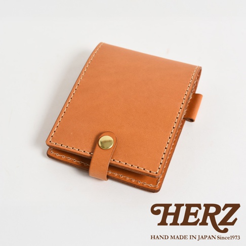 職人手作皮革便利貼收納套，淺棕色皮革，配有金色金屬按扣和雙縫線細節。