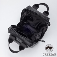 黑色紋理皮革方形側背包，內部有拉鍊主袋及多個內袋，配有兩條提把和可調節背帶，包身右下角有一個CREEZAN品牌標誌。