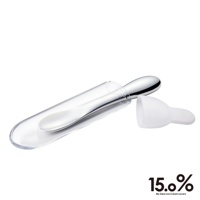 銀色金屬冰淇淋勺，置於透明塑膠收納盒內，勺柄末端為光滑圓弧形。白色半透明塑膠盒蓋獨立放置於旁。