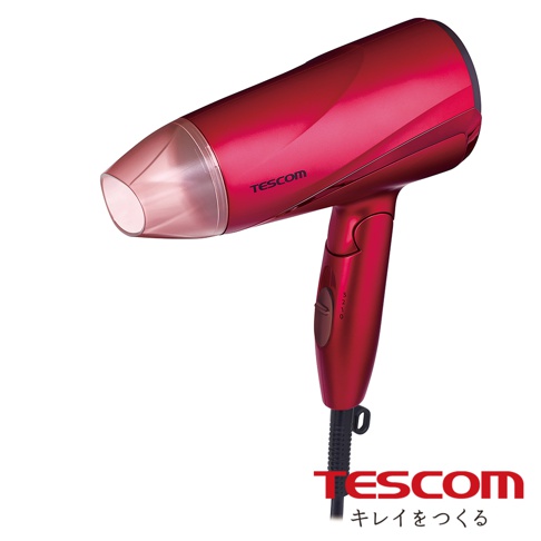 TESCOM品牌紅色吹風機，帶有透明粉色風嘴，機身上印有TESCOM標誌，握把處設有開關和風量調節鍵，底部有電源線。