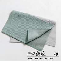 兩塊雙色棉麻混紡拭巾，表面為鬆餅紋路，一塊為淺綠色，另一塊為淺灰色，疊放在一起。