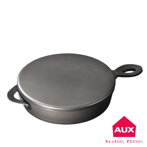 灰色金屬材質的leye 附蓋小烤鍋，鍋蓋平坦，帶有兩個黑色金屬提把，其中一個提把設計成掛環狀。