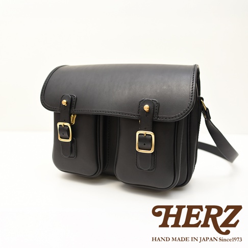 日本HERZ手工皮革雙扣郵差包，經典黑色，配有金色釦環和雙前袋。