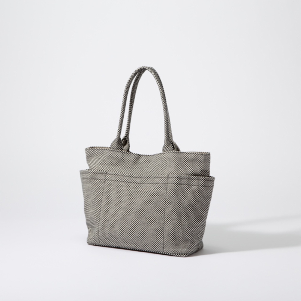 灰色格紋三河木綿刺子織手提托特包，設有兩個外部口袋，搭配同材質的提把，置於白色背景。