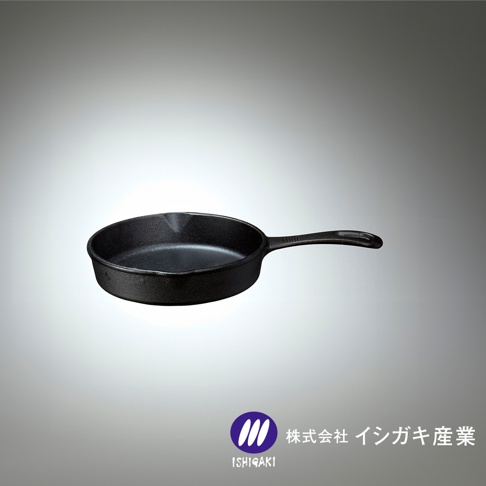 黑色鑄鐵平底鍋，直徑約12公分，帶有長柄，鍋身表面呈現啞光質感。