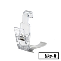 透明塑膠製成的雙頭萬用掛式小物夾，頂部有掛鉤設計，下方為夾子，夾子內部可見金屬彈簧，一組兩個。