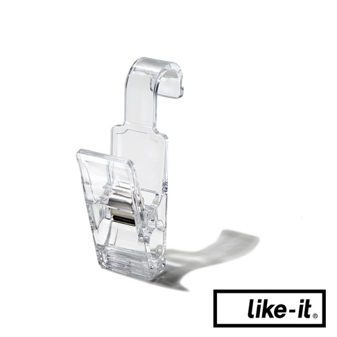 透明塑膠製成的雙頭萬用掛式小物夾，頂部有掛鉤設計，下方為夾子，夾子內部可見金屬彈簧，一組兩個。