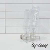 銀色不鏽鋼材質的伸縮式瀝水架，架上放置兩個透明塑膠水壺，用於瀝乾水份。