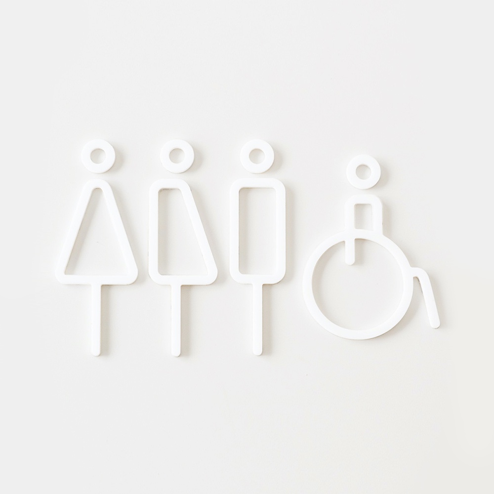 四入組白色廁所標示牌，包含女性（三角形）、男性（長方形）及無障礙（輪椅）圖示，簡約設計，適合各種場所。