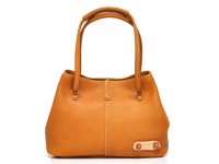 焦糖色皮革兩用托特包，正面有縫線裝飾，頂部有提把，兩側有金屬扣環，右下方有皮質標誌，整體簡潔大方。