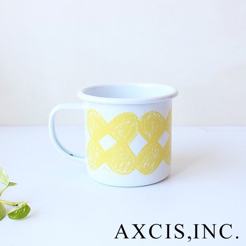 白色琺瑯馬克杯，杯身印有黃色網狀圖案，帶有白色把手。