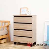 淺木紋色四層抽屜櫃，櫃體與抽屜面板為木質紋路，抽屜把手為黑色長條形，下方有黑色短櫃腳，櫃頂擺放木框相框及裝飾品。