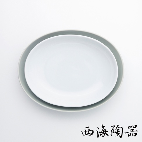 波佐見燒 Common 陶瓷橢圓餐盤，上層為白色，下層為淺灰色，兩者皆為陶瓷材質，呈現簡約設計。