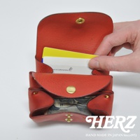 紅色皮革三層收納零錢包，可放入卡片與日圓紙鈔，設有金屬釦，職人手作。