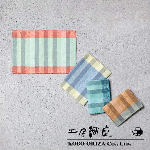 四款今治格紋手帕，以珊瑚粉、淺綠、淺藍、淺黃等色調呈現，採用條紋與格紋設計，材質觸感細緻，適合日常使用。