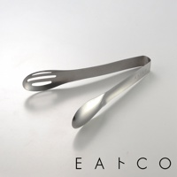 不鏽鋼萬用單邊孔料理夾，一邊為扁平帶有三道長形孔洞的夾片，另一邊為彎曲的夾片，材質為金屬銀色。