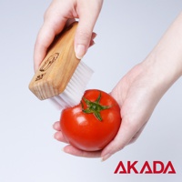 赤田牌豬毛蔬果刷正在清潔一顆紅番茄