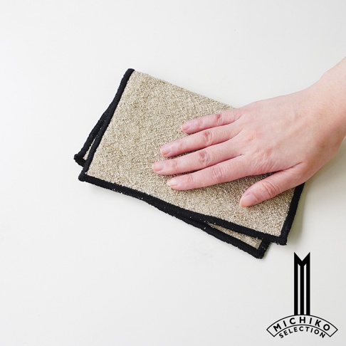 手放在一塊米白色帶有黑色滾邊的擦拭布上，下方角落有「MICHIKO SELECTION」的標誌。