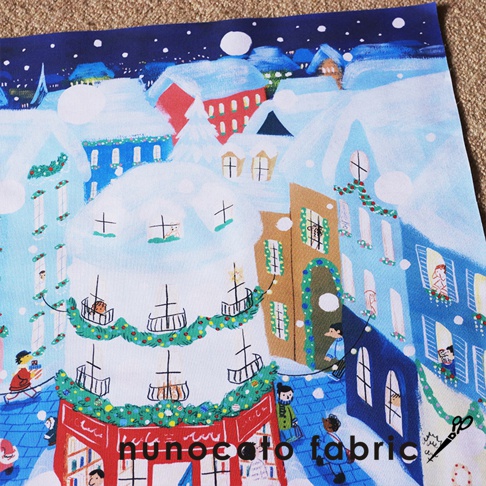 無框帆布藝術海報，描繪聖誕節的雪夜街景，藍色、白色、紅色和棕色建築物覆蓋著厚厚的白雪，裝飾著聖誕飾品和燈飾，人們在街上行走。