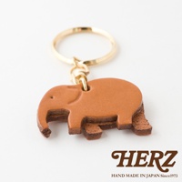 職人手作皮革大象造型鑰匙圈，由棕褐色皮革製成，搭配金色金屬鑰匙環，造型可愛，展現精緻工藝。