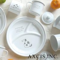 白色琺瑯分隔餐盤，有狗的插畫和文字，盤上有三個分隔，旁邊還有琺瑯杯和蓋子。