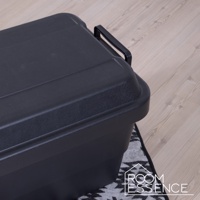 黑色高強度方形收納箱，採用耐用塑膠材質製成，設有黑色提把。箱體表面有明顯的強化線條設計。