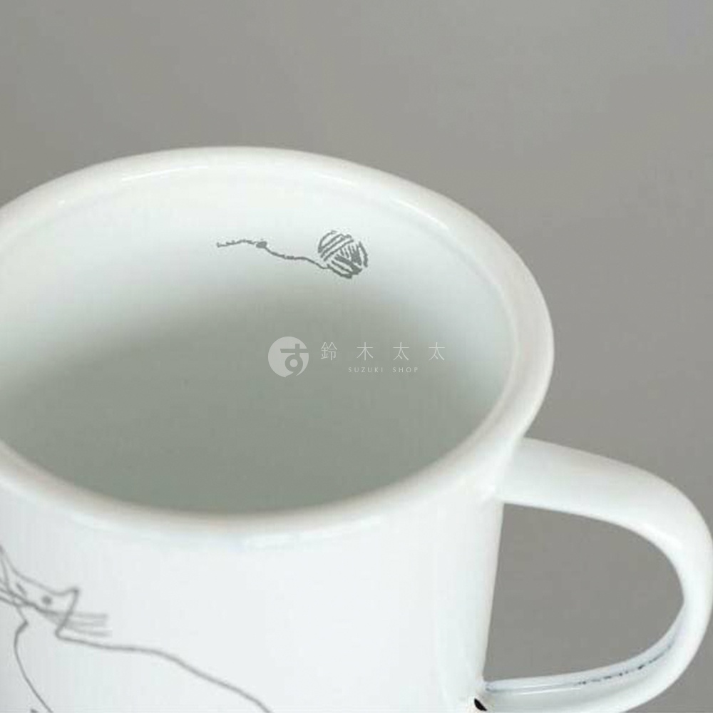 CAT&DOG 琺瑯馬克杯，白色杯身，有黑色線條勾勒的貓咪圖案，杯內壁有一團線球圖案。