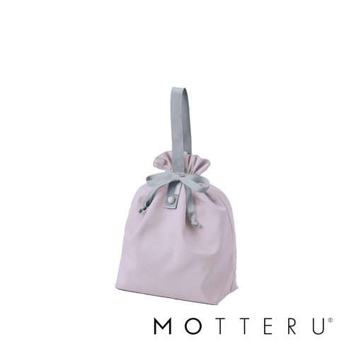 淡紫色摺疊保冷束口袋，束口處有灰色緞帶蝴蝶結和同色系提把，材質光滑，設計簡約。