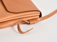 職人手作皮革直式隨行袋 (CP-9)，淺棕色牛皮材質，簡約設計，附有細長皮革背帶，適合日常攜帶。