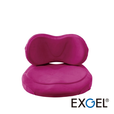 HUG COMFY PREMIUM 背部支撐旗艦版坐墊，採用絨布材質，呈亮麗的桃紅色。坐墊設計成符合人體工學的曲線，上層為背部支撐墊，下層為臀部坐墊，兩者堆疊展示。