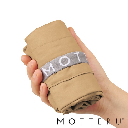 一隻手拿著一個摺疊起來的卡其色保冷袋，袋子由尼龍材質製成，用灰色彈性織帶束緊，織帶上有白色「MOTTERU」字樣。