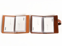 職人手作皮革卡片收納夾 (KC-38) N，展示了兩款不同色澤的棕色皮革卡夾，內有透明夾層可收納白色卡片。