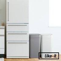 兩個方形垃圾桶，一個灰色，一個白色，均配有灰色頂蓋。